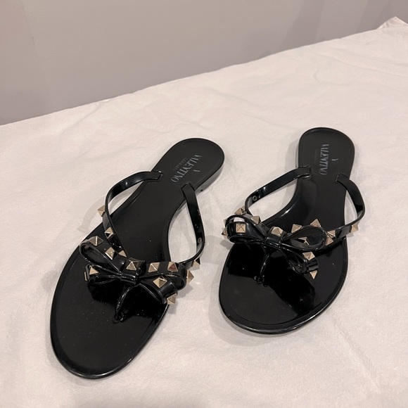 Valentino Rockstud thong sandals black and gold - Picture 2 of 3